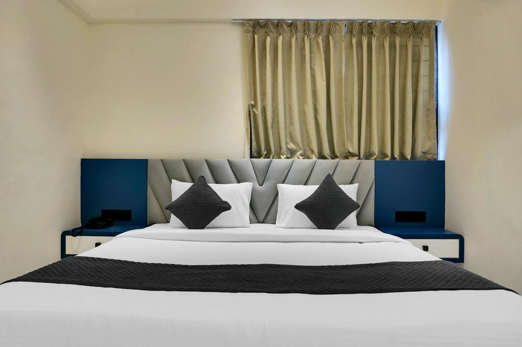 Palm Suites Baner- Indian Nationals Only 푸네 외부 사진