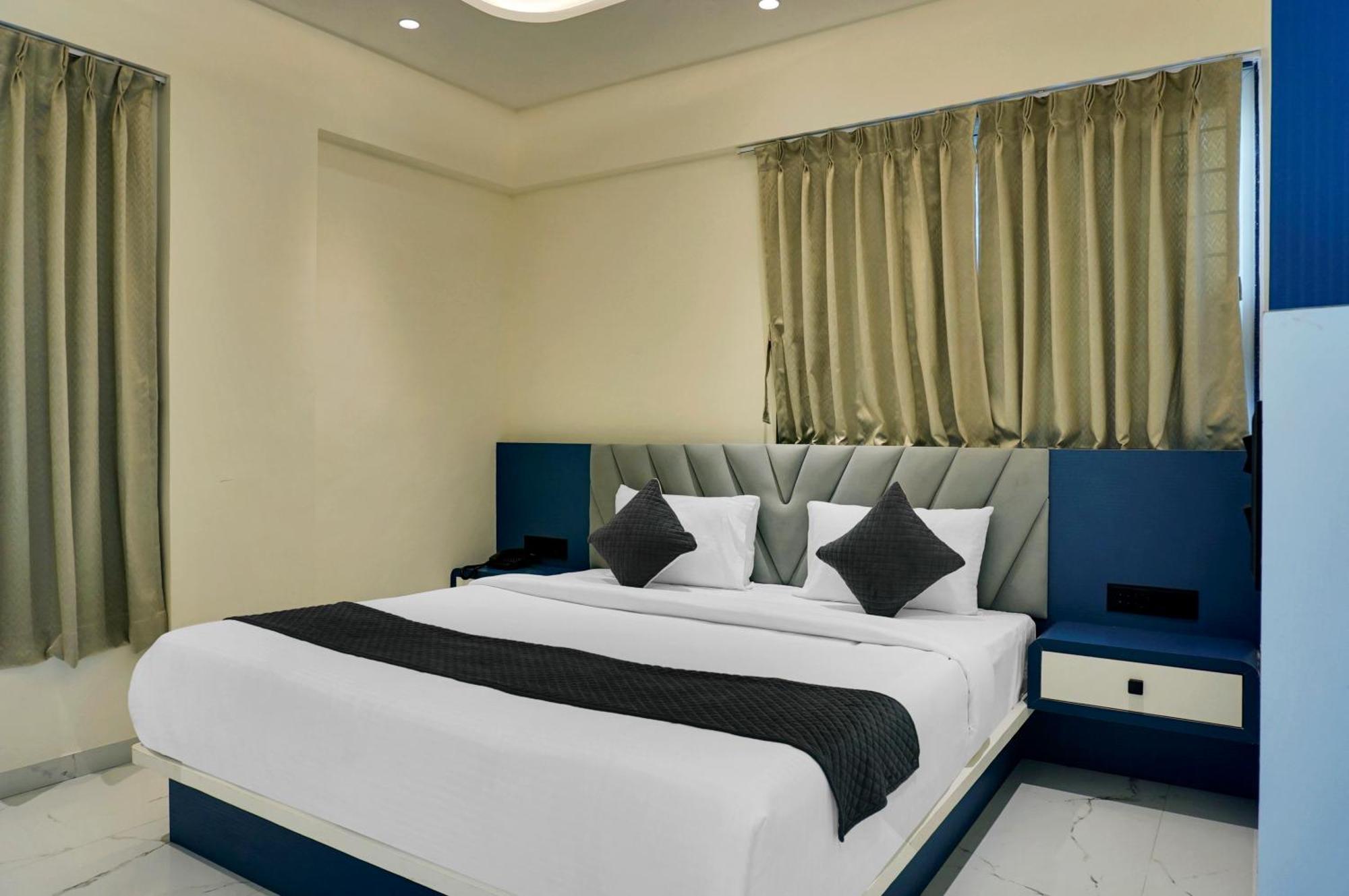 Palm Suites Baner- Indian Nationals Only 푸네 외부 사진