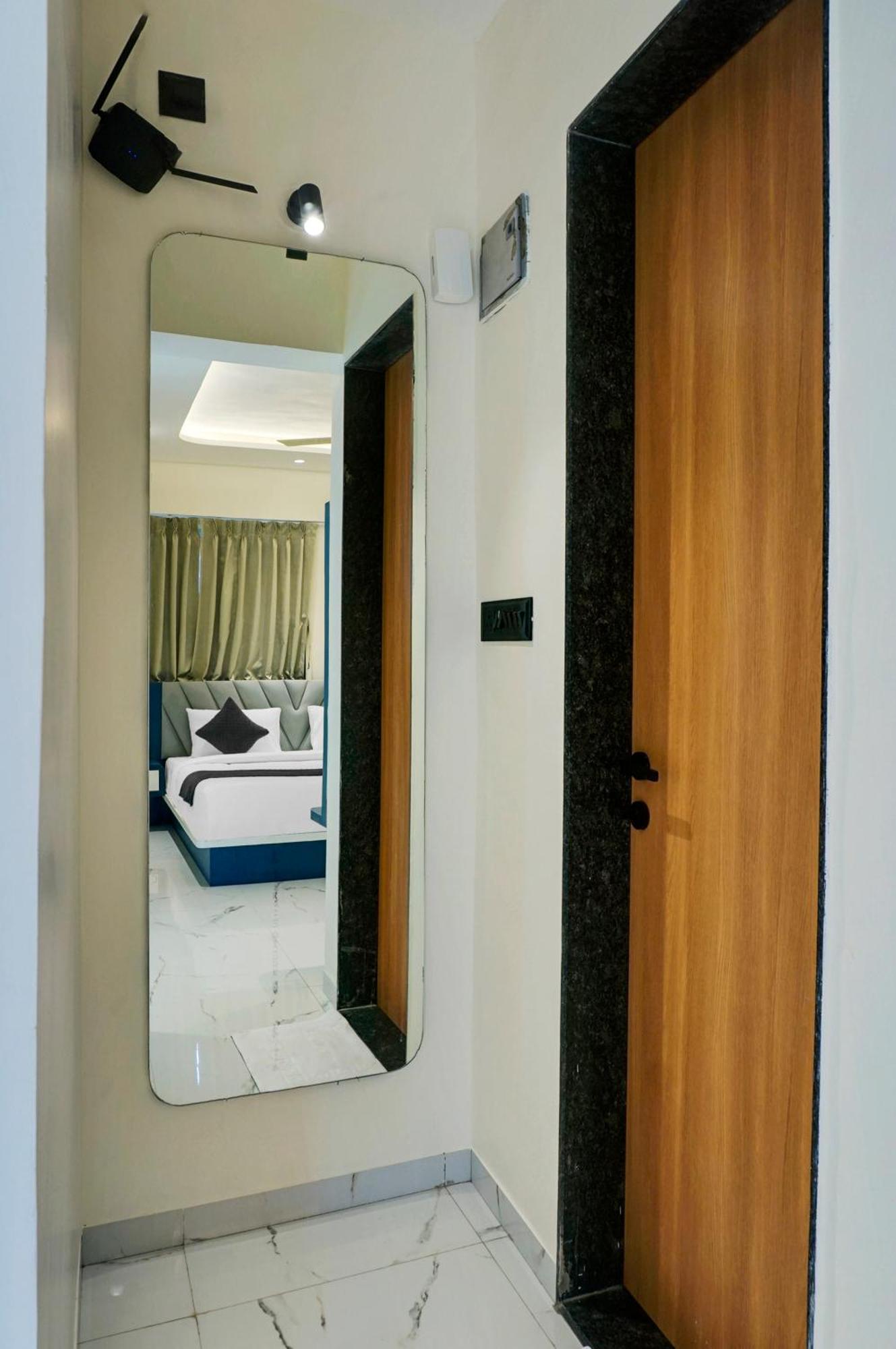 Palm Suites Baner- Indian Nationals Only 푸네 외부 사진