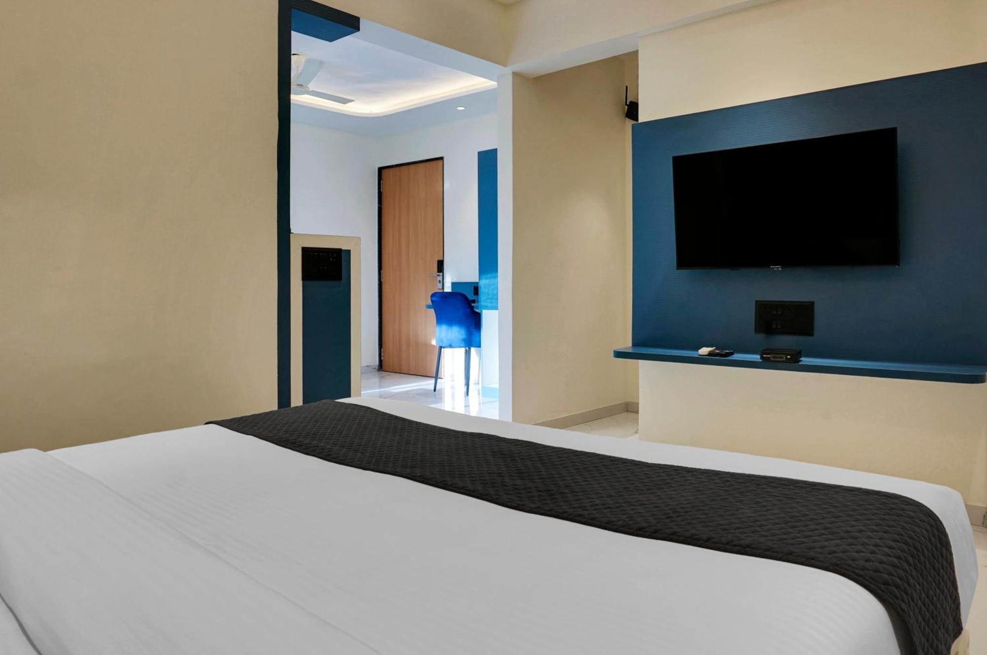 Palm Suites Baner- Indian Nationals Only 푸네 외부 사진