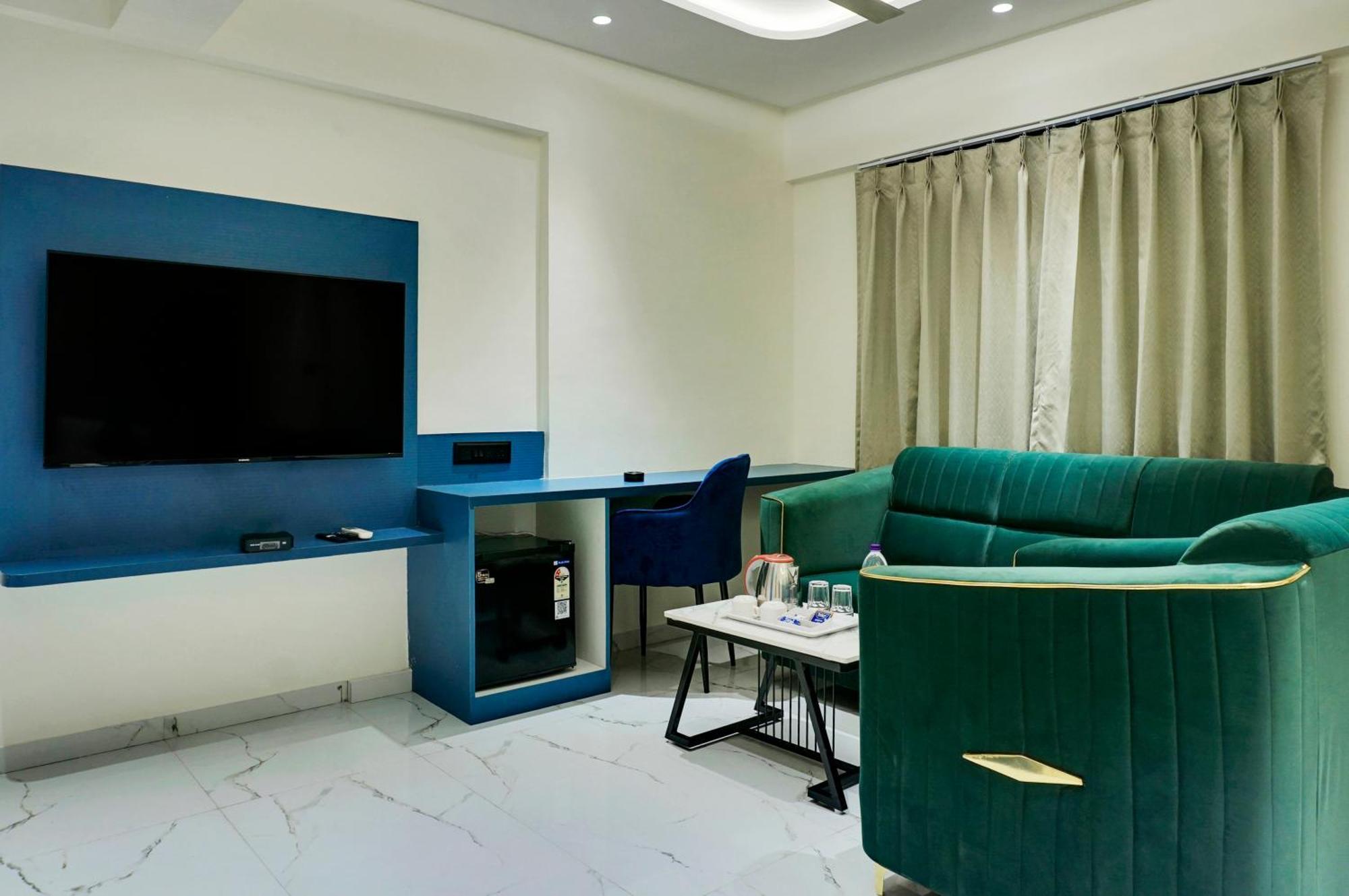 Palm Suites Baner- Indian Nationals Only 푸네 외부 사진