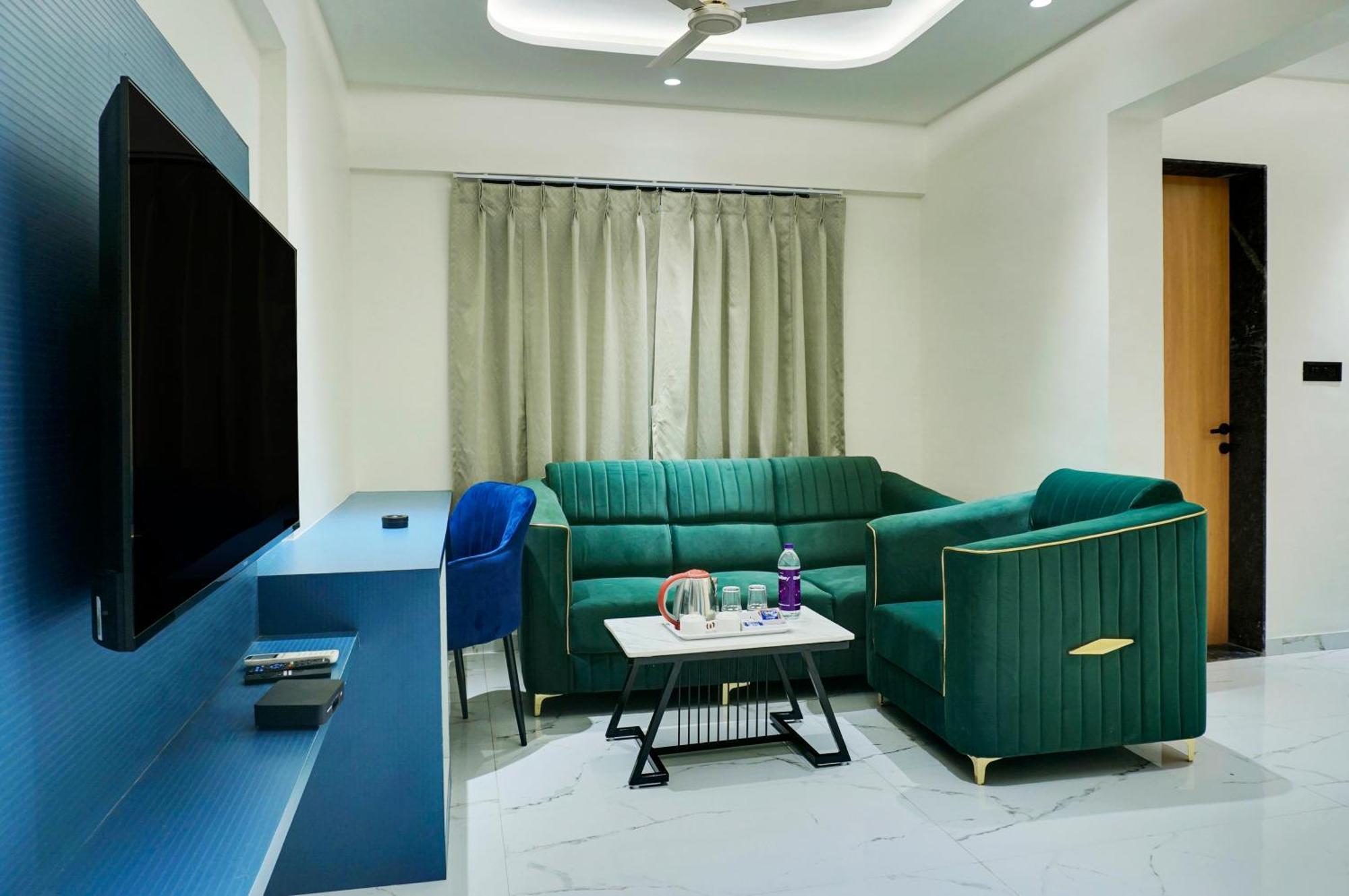 Palm Suites Baner- Indian Nationals Only 푸네 외부 사진