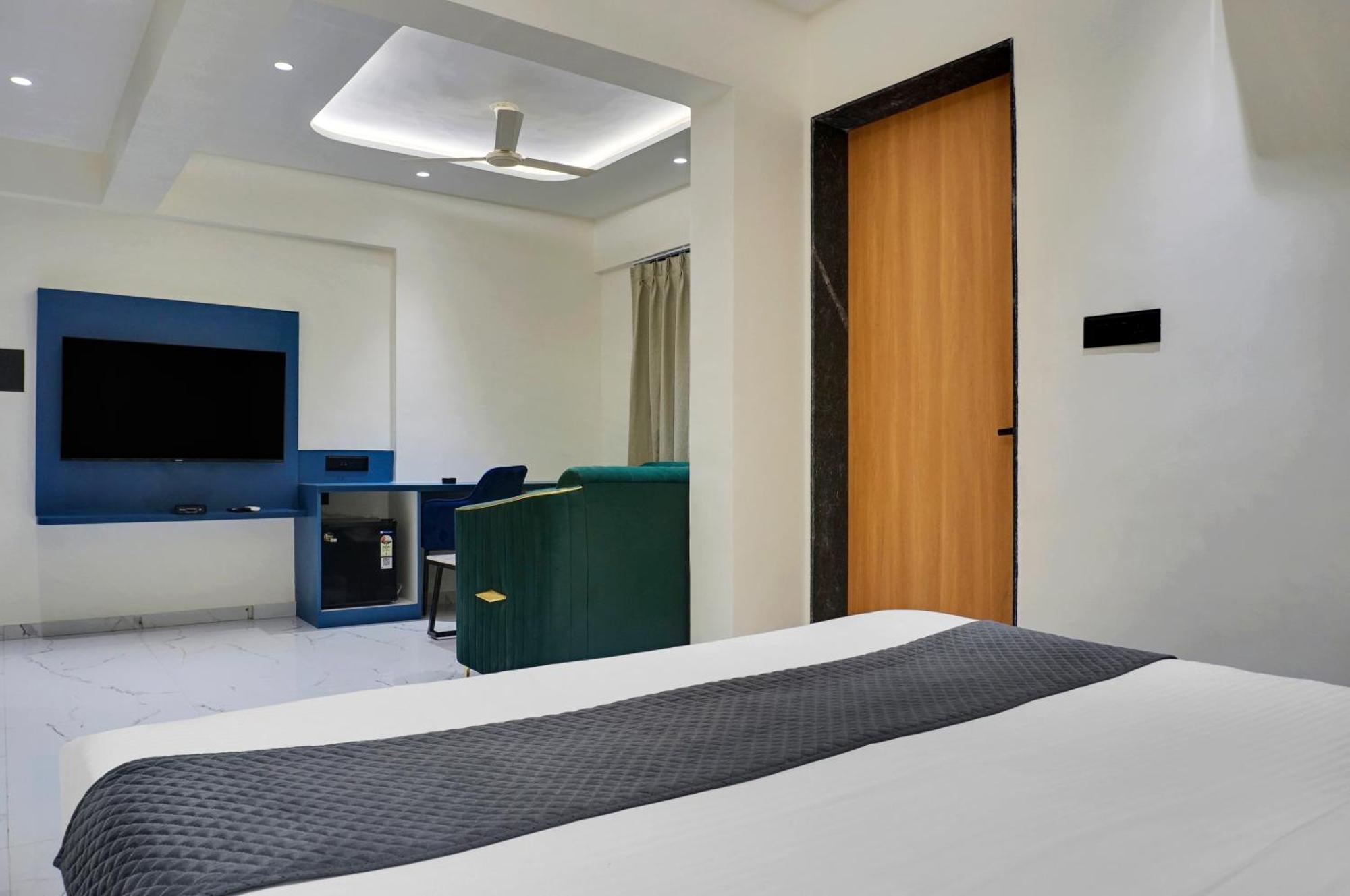 Palm Suites Baner- Indian Nationals Only 푸네 외부 사진